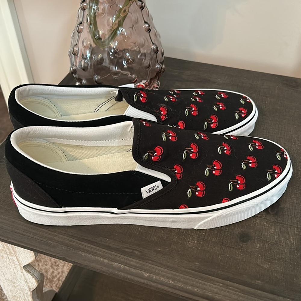 NWT Men’s Cherry Vans (size 11) - Picture 4 of 9